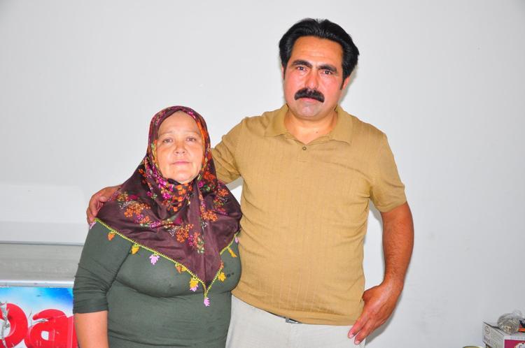 YEMEKLERİ HAZIRLAYIP DAĞITIYOR