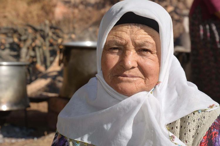 ÇAYA BİLE PEKMEZ KATARDIK
