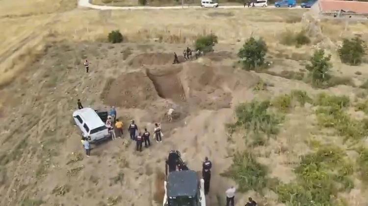KEMİK PARÇALARI VE 3 BİLEZİK BULUNDU