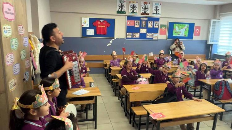 OYUN OYNADILAR; PORTEKİZCE ŞARKI SÖYLEDİLER
