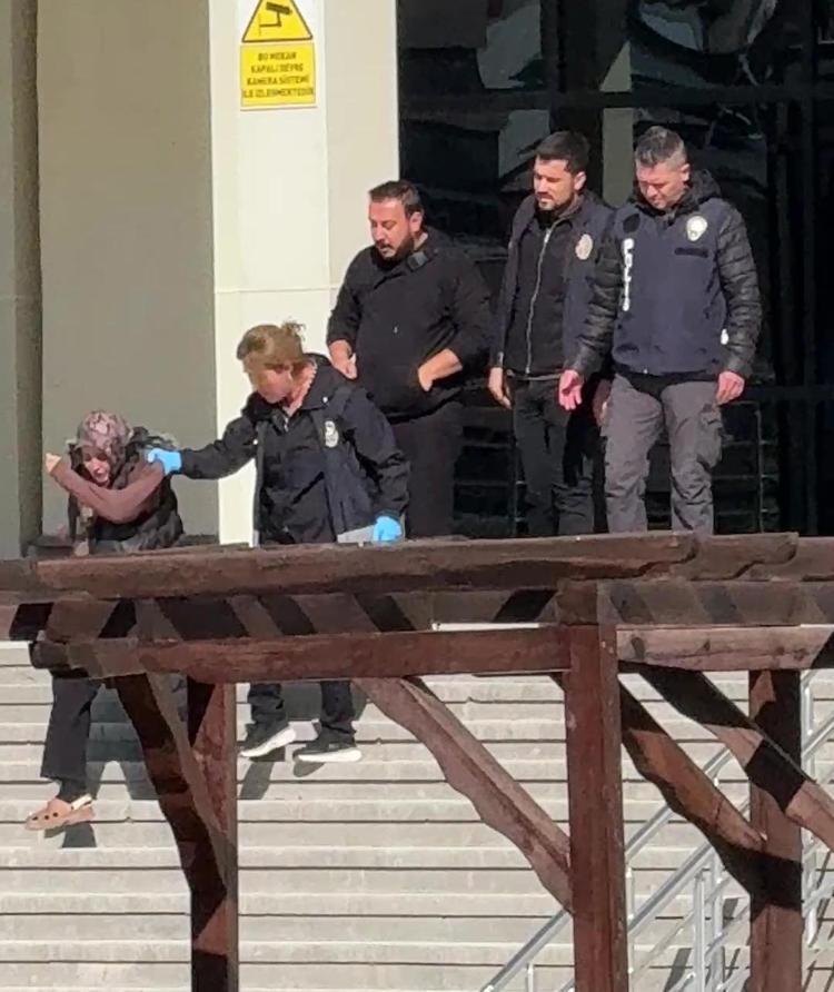 İÇERİ ALINMAYINCA SİNİR KRİZİ GEÇİRDİ