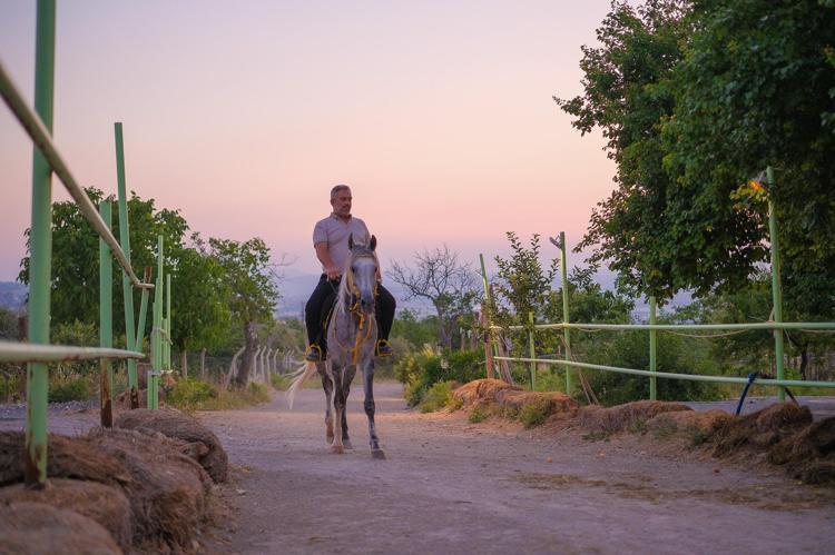At tutkusu, baba-kızı binicilik eğitmeni yaptı