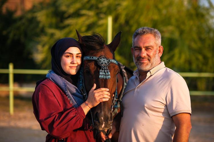At tutkusu, baba-kızı binicilik eğitmeni yaptı