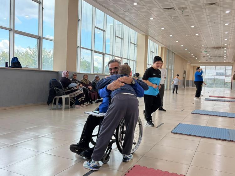 MARATONU BIRAKTI, ENGELLİ ÇOCUKLAR İÇİN ANTRENÖR OLDU