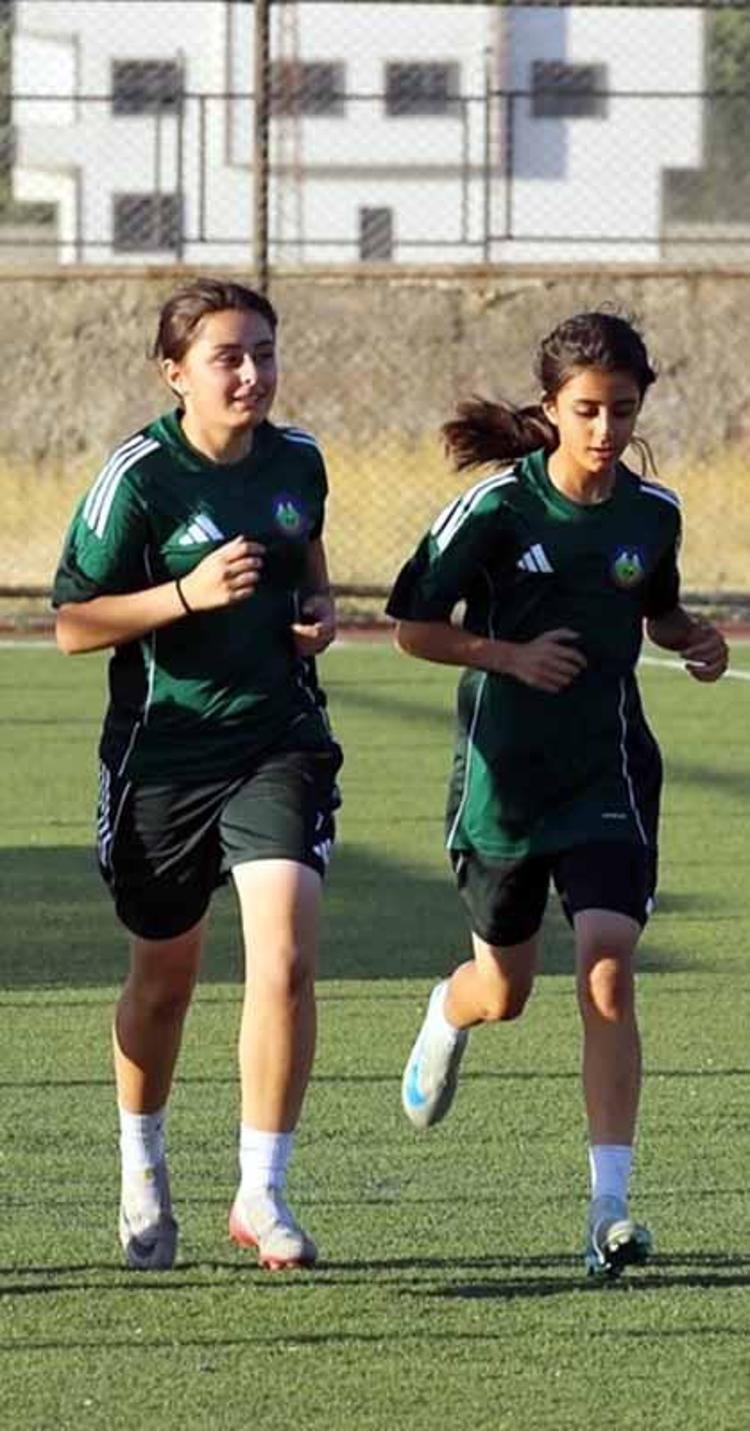 ÇOCUKLUK YILLARINDAN BERİ FUTBOLA İLGİ DUYUYORUM