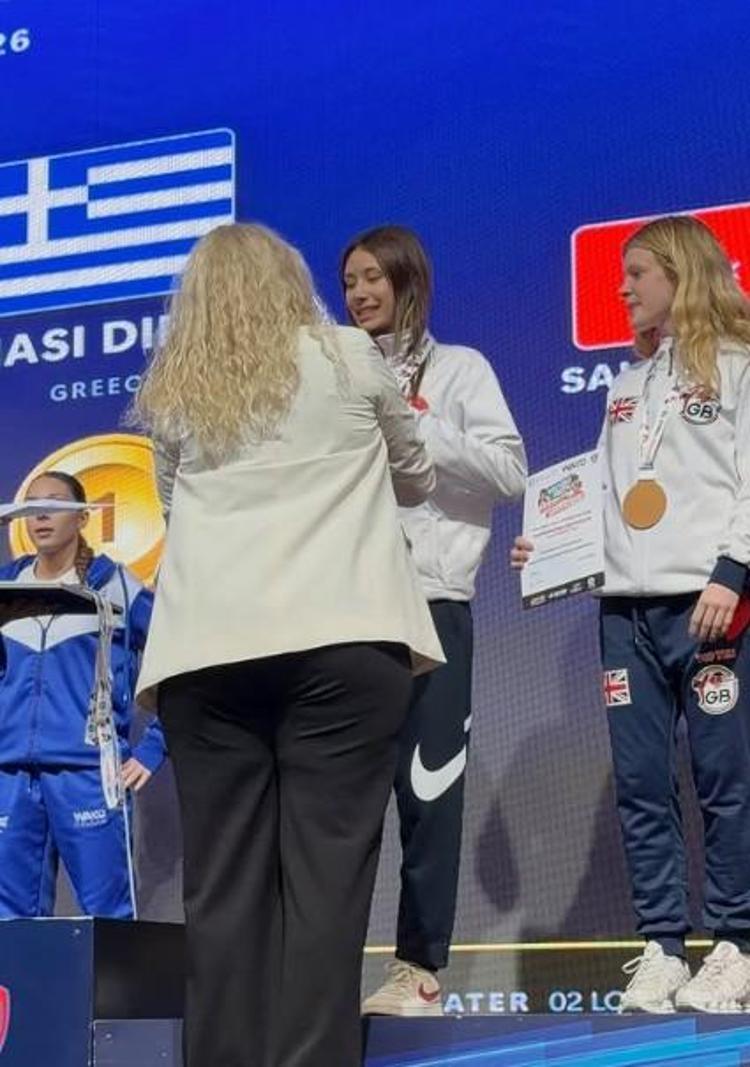 MAHALLESİNDE ÇİÇEKLERLE KARŞILANDI, OKULDA HER DERSTE ALKIŞLANDI