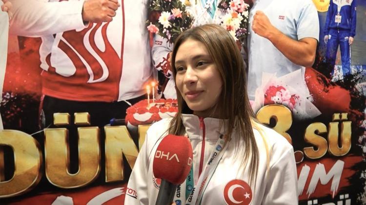 ‘KÜRSÜDE TÜRK BAYRAĞINI GÖRMEK ÇOK GURUR VERİCİ’