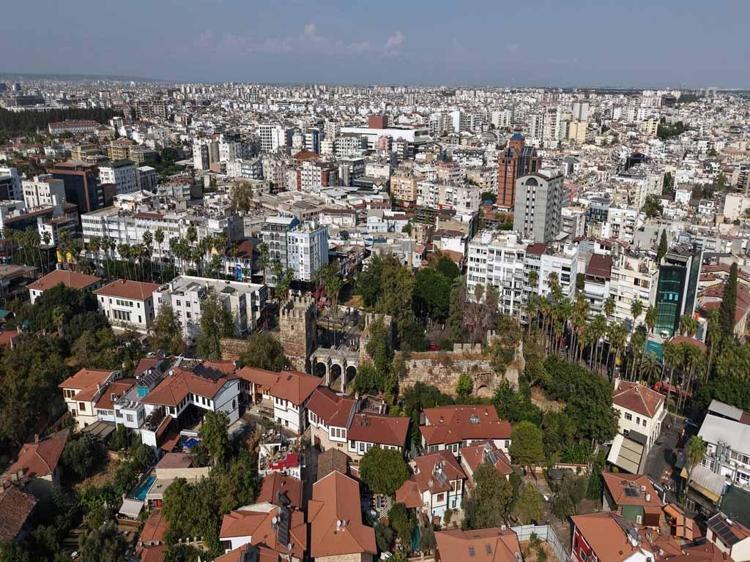 TARİHİ SURLAR KENTİN İÇİNDE KALDI
