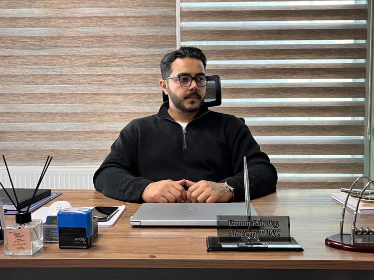 ‘ANNEM KARDEŞİMİN, BEN BABAMIN MEZUNİYETİNE GİTTİM’