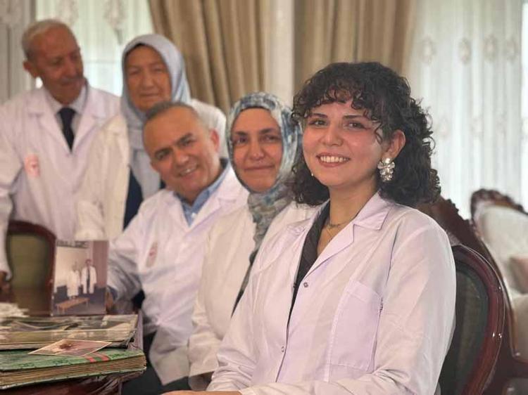 DEDE, BABA, ANNENİN HEKİM OLMASI ETKİLİYOR