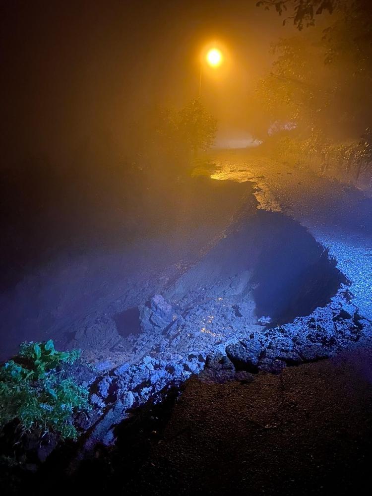 İİKİ MAHALLEYİ BAĞLAYAN YOLDA ÇÖKME