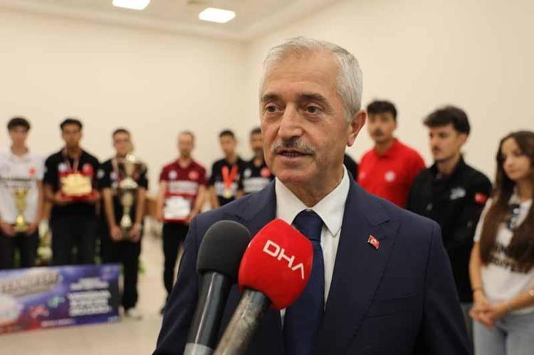 ‘TAKIMLARIMIZ ALDIKLARI ÖDÜLLERLE REKOR KIRDILAR’