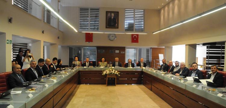 TEKNOLOJİLERİYLE GELİYORLAR