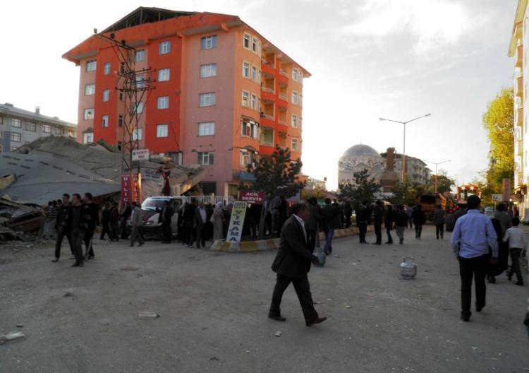 HER HAFTA BABASININ MEZARINI ZİYARET EDİYOR