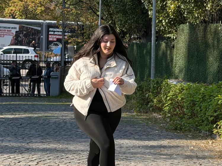 SINAVA 1 DAKİKA GEÇ KALDI