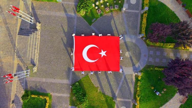 ‘CUMHURİYETİMİZİ BİZ GENÇLER GELECEĞE TAŞIYACAĞIZ’