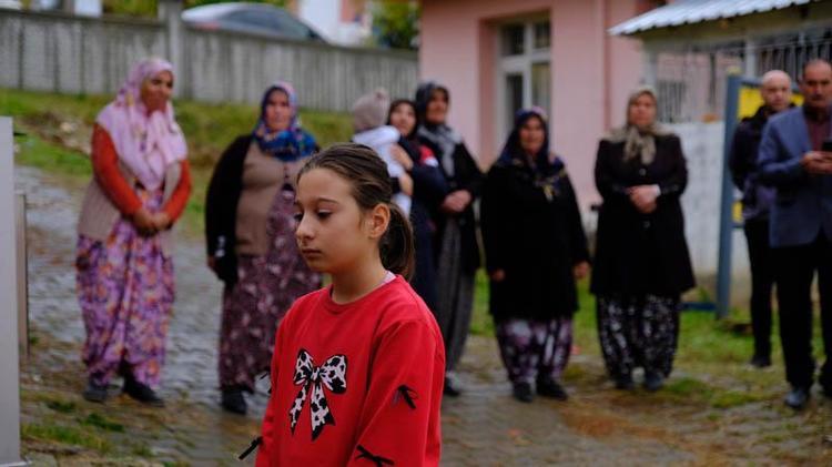 ‘TORUNUM TEK ÖĞRENCİ OLMASINA RAĞMEN, DEVLETİMİZ ÖĞRETMEN VERDİ’