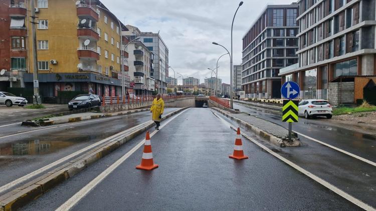 ALT GEÇİT ULAŞIMA KAPANDI, YOL ÇÖKTÜ