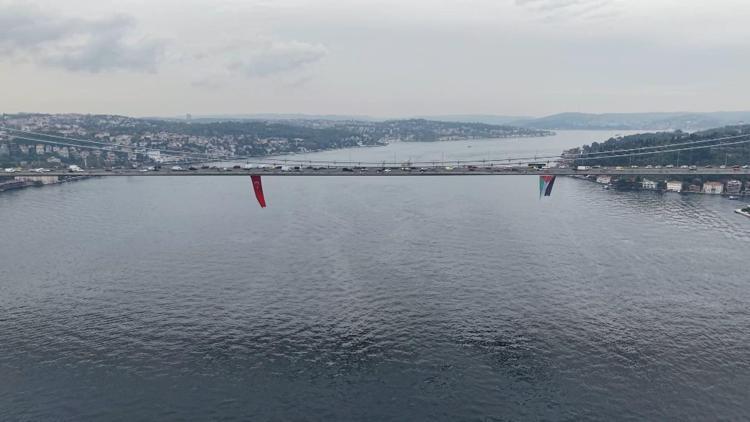 İstanbul Boğazındaki köprülere Filistine destek için bayrak asıldı