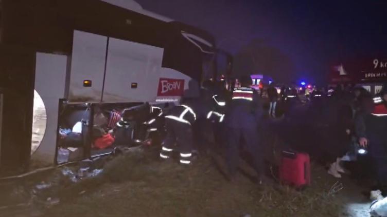 Çanakkalede tur otobüsü yoldan çıktı; 37 yaralı
