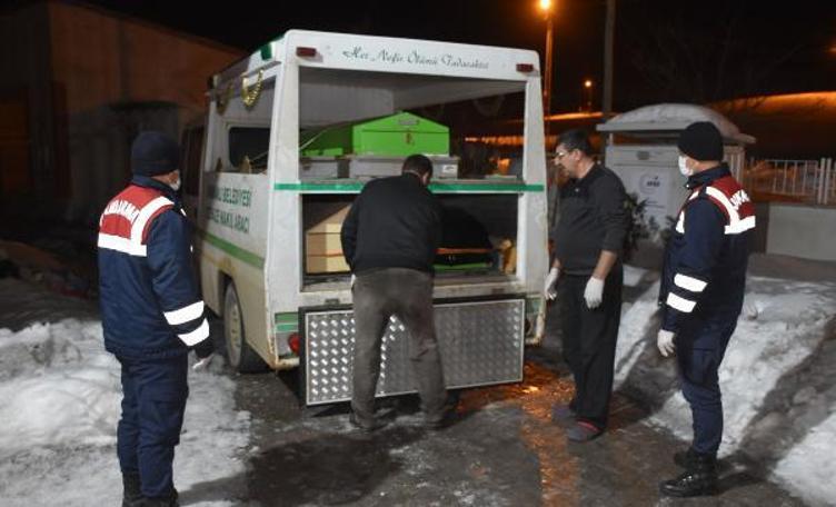 Baba evde parçalanmış, oğlu ise bahçede donmuş halde ölü bulundu