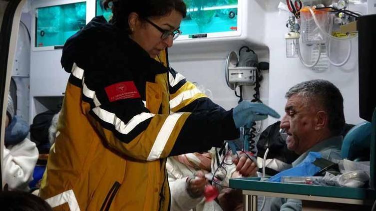 Çanakkalede tur otobüsü yoldan çıktı; 37 yaralı