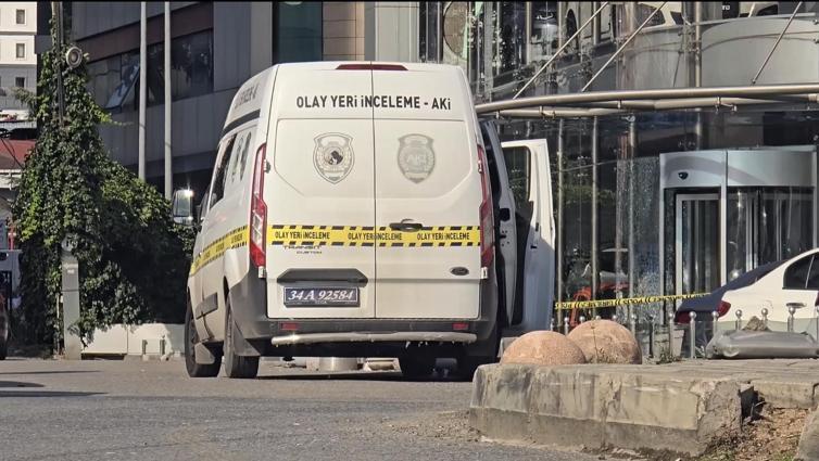 Ataşehirde motosikletli saldırganlar oto galeriyi kurşunladı: 2 yaralı