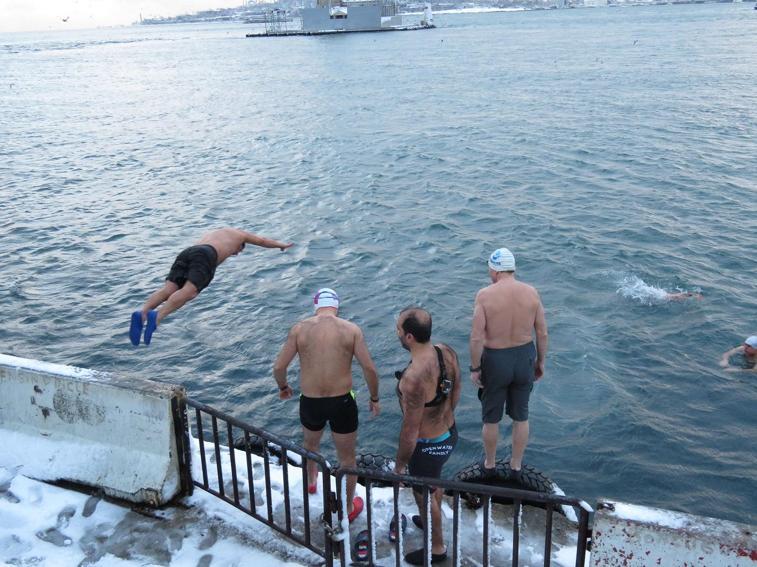 Üsküdar Sahilinde kar altında deniz keyfi