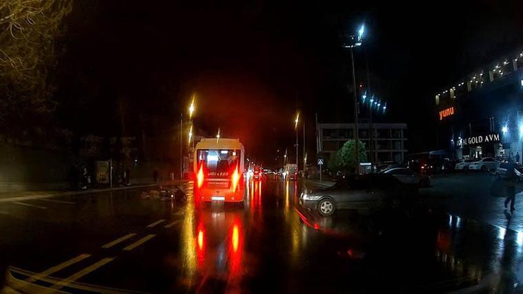 Halk otobüsünün motosiklete çarptığı kaza kamerada; 1 yaralı