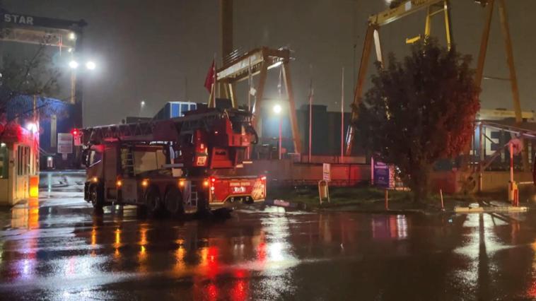 Tuzla’da kuru yük gemisinde çıkan yangın söndürüldü