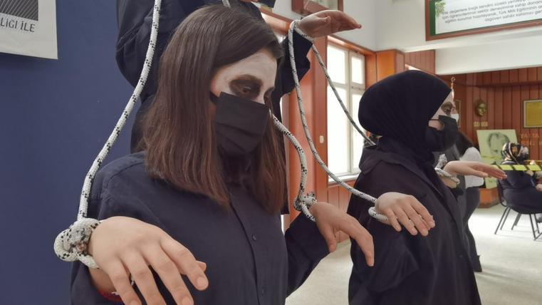 Teknoloji bağımlılığına dikkat çekmek için 40 dakika hareketsiz durdular