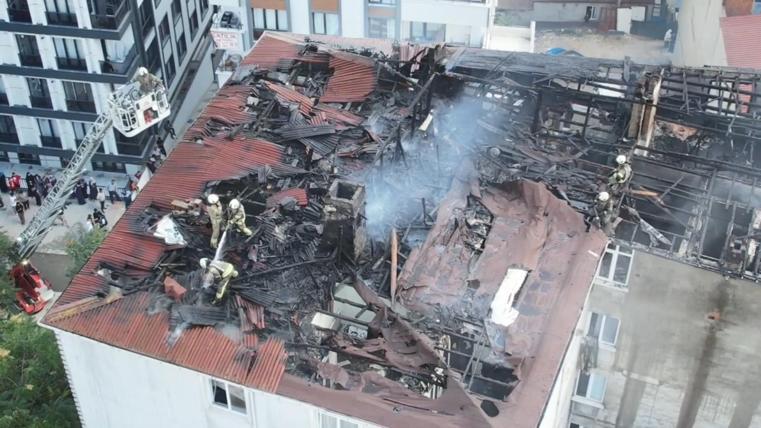 Avcılarda 6 katlı binanın çatısında yangın; alevler bitişikteki apartmana sıçradı