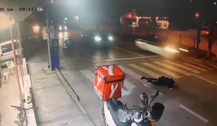 Motosikletin çarptığı yayanın yanından geçip yola devam ettiler