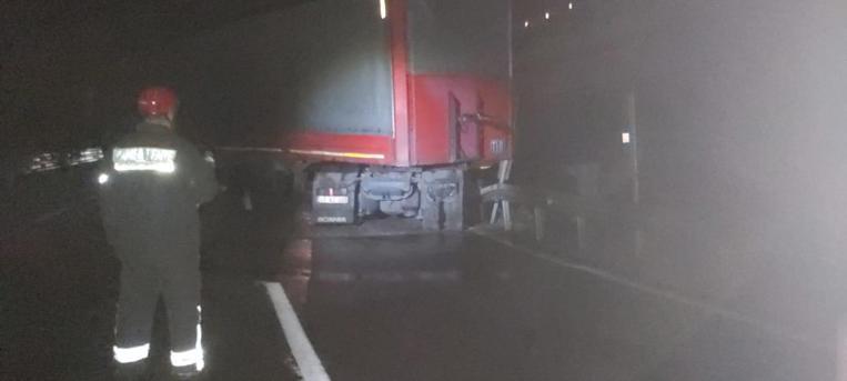 Manisada bariyere çarpan TIR zincirleme kazaya neden oldu: 3 yaralı