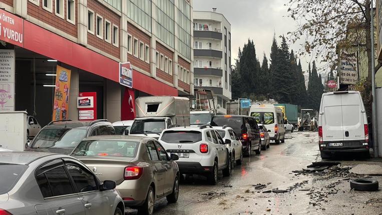 Trabzonda su borusu patladı; yollar göle döndü, iş yerlerini su bastı