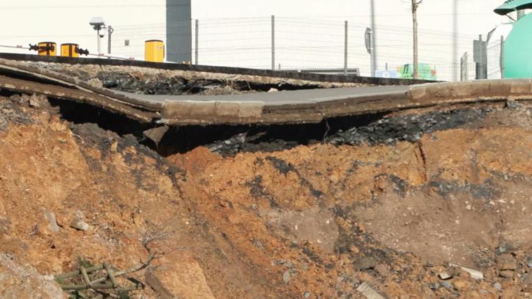 Ümraniyede istinat duvarı inşaat sırasında yıkıldı; yol çöktü