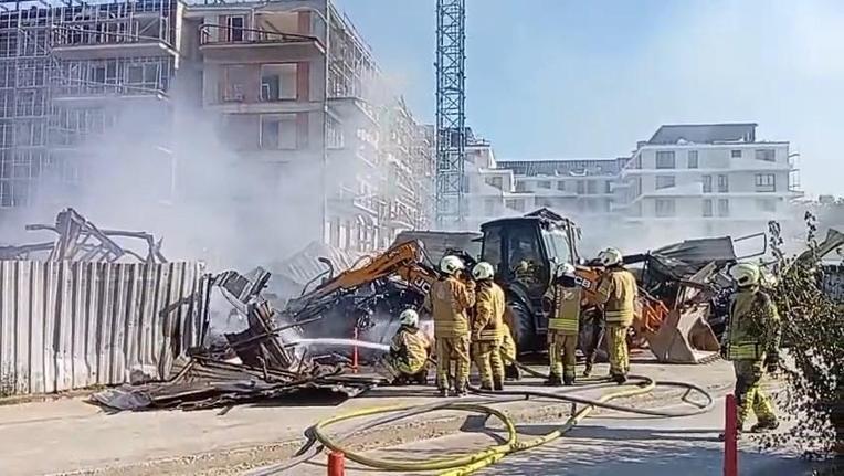 Tuzlada şantiyedeki işçi konteynerlerinde çıkan yangın söndürüldü