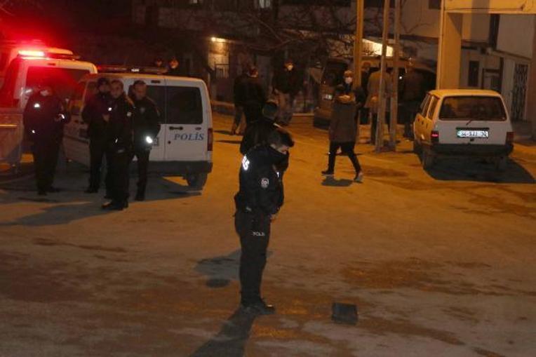 Darbedilen kadına yardım ederken silahla vuruldu