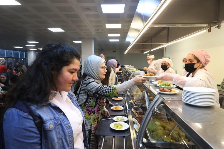 Emine Erdoğan, kız öğrencilerle iftar yaptı