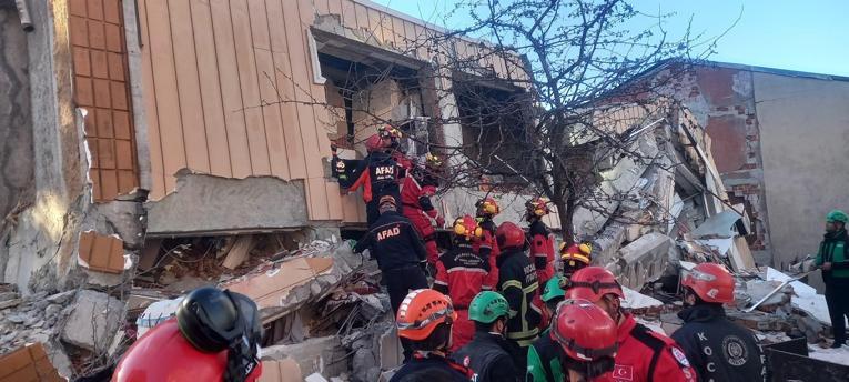 Gebzede bina çöktü; kurtarma çalışması başlatıldı
