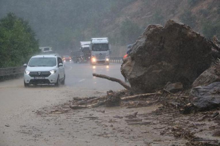 Zonguldakta sağanak; dereler taştı, heyelan oldu