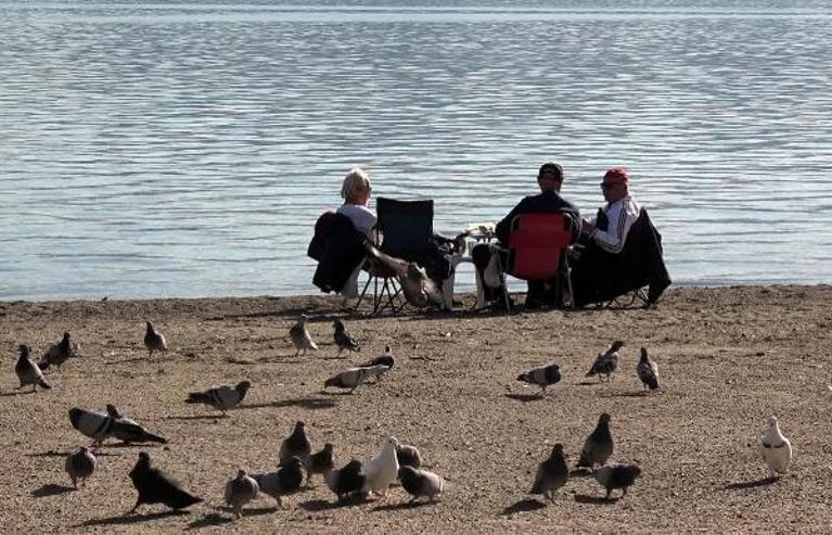 Marmariste sıcaklık 21 dereceyi gördü; sahiller doldu