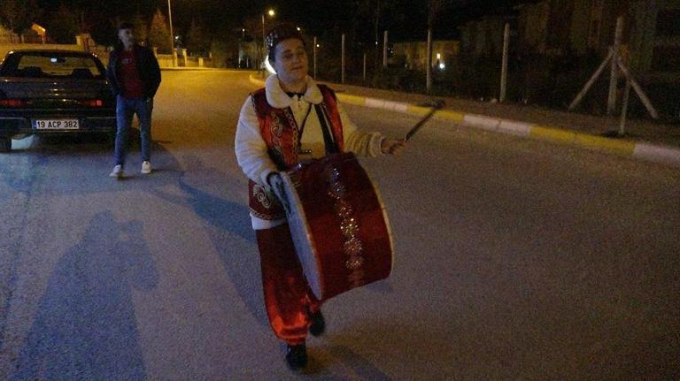 Çorum’da davulcu Hatice mani söyleyip bahşiş topladı