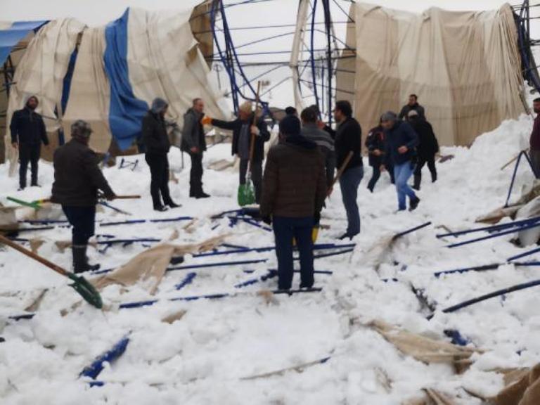 Bitliste kar nedeniyle halı sahanın çatısı çöktü; kar altında kalan 4 çocuk kurtarıldı