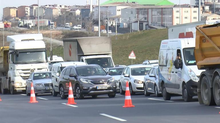 Sultangazide feci kazada otomobilin arka bölümü ezildi: 2 yaralı