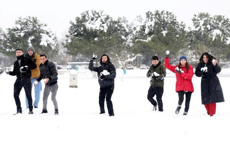 Üniversite kampüsünde 500 kişiyle kar topu savaşı