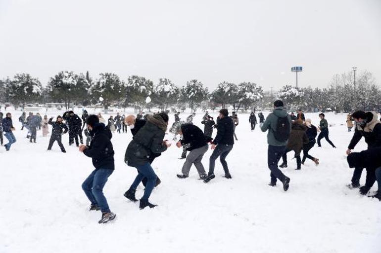 Üniversite kampüsünde 500 kişiyle kar topu savaşı