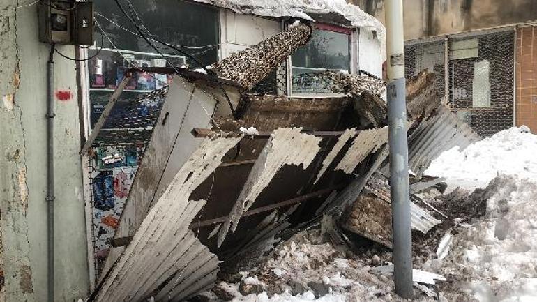 Karın ağırlığına dayanamayan tente çocuğun üzerine devrildi