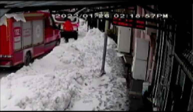 Karın ağırlığına dayanamayan tente çocuğun üzerine devrildi