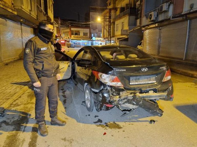 Dur ihtarına uymadı; iş yeri, otomobil ve elektrik direğine çarptı